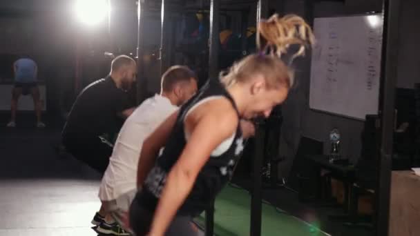 Fitness Mensen Springen Indoor Stedelijke Omgeving Sportieve Vrouw Mannen Gele — Stockvideo