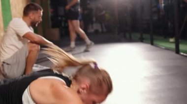 Çapraz eğitim tesisi. Güzel bir sporcu biraz şınav çekiyor. Spor. Genç atletik erkekler şınav çekiyor. Kaslı ve güçlü adamlar egzersiz yapıyor. Gençsin, şınav çekiyorsun.