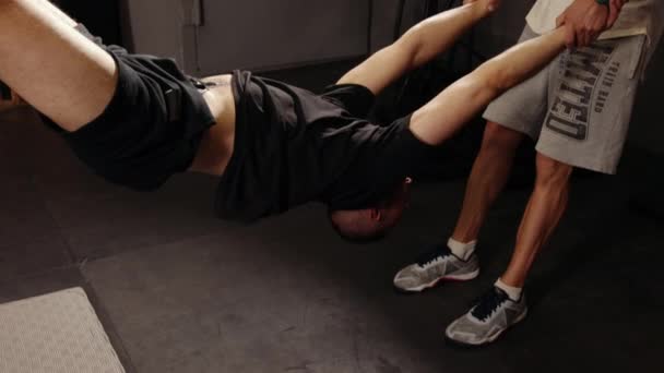 Τοποθετήστε Όμορφο Νεαρό Άνδρα Που Κάνει Fly Yoga Stretching Ασκήσεις — Αρχείο Βίντεο