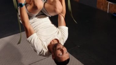 Spor salonunda kolları trakeostomi bandıyla çalıştıran erkekler göğüs üst omuzlarında göğüs kasları kasları üzerinde şınav çekiyorlar. Spor yapan insanlar, beden eğitimi konsepti. Atlet durdu.
