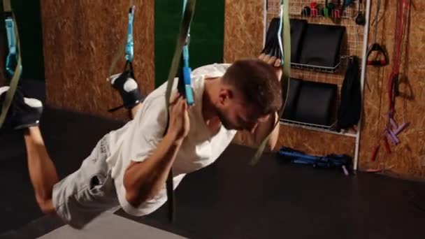 Fit Junger Mann Macht Fly Yoga Stretching Übungen Mit Trageschlaufen — Stockvideo