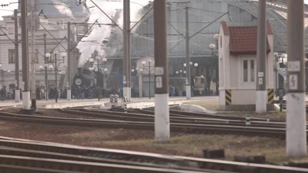 Oldtimer Dampflokomotive Lokomotivräder Hohe Qualität Dampfzug Fährt Vom Bahnhof Alte — Stockvideo