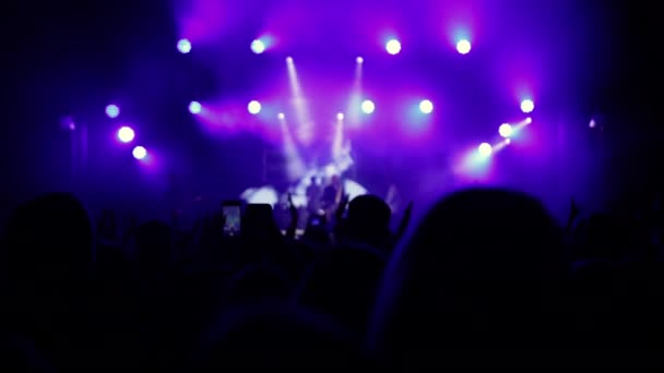 Animando Multitud Recital Rock Frente Las Luces Brillantes Concierto Siluetas — Vídeos de Stock