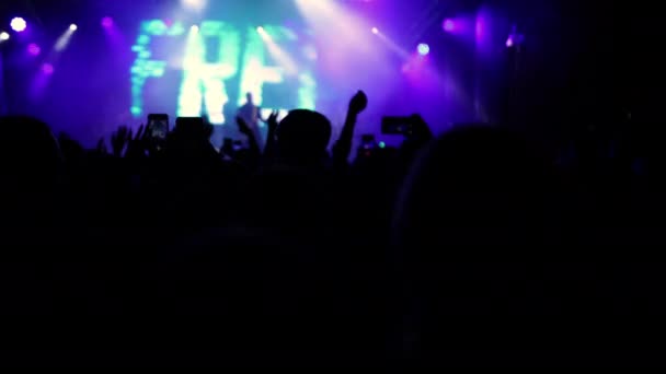 Άνθρωποι Συναυλία Ροκ Μουσικής Σιλουέτες Ευτυχισμένων Ανθρώπων Σηκώνουν Χέρια Τους — Αρχείο Βίντεο