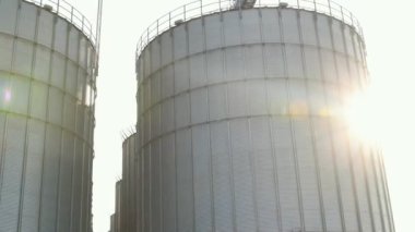 Zirai üretim tesisinde gümüş silolar kuru temizleme, tarım ürünleri depolama, un, tahıl ve tahıl için. Büyük demir variller dolusu tahıl. Granary asansörü.
