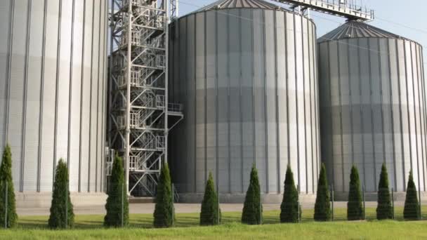 Silos Prata Agro Fábrica Para Processamento Limpeza Secagem Armazenamento Produtos — Vídeo de Stock