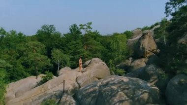 Güzel bir kadın uzanıyor ve bacağını kaldırıyor. Spor, sağlık ve sağlık kavramı. Genç, gülümseyen bir bayan spor yapıyor, zinde bir kadın. Hava fotoğrafçılığı