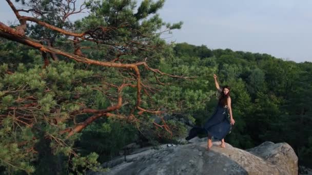 Мода Женщина Портрет Синем Платье Открытом Воздухе Модная Девушка Вершине — стоковое видео