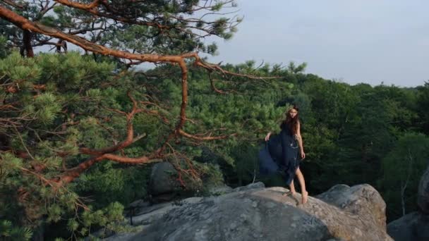 Dışarıdaki Mavi Elbiseli Kadın Portresi Çöldeki Bir Dağın Tepesinde Gök — Stok video