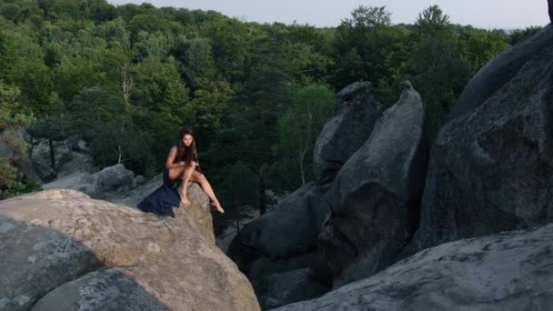 Wild Medieval Woman Blue Dress Sits Edge Camus Rock Strokes — Stock Video