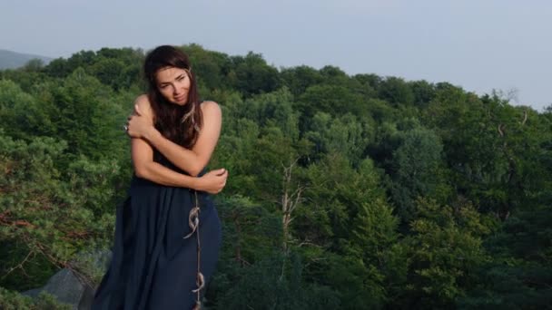 Vacker Vild Urgammal Kvinna Står Mot Bakgrund Skogen Med Fjädrar — Stockvideo