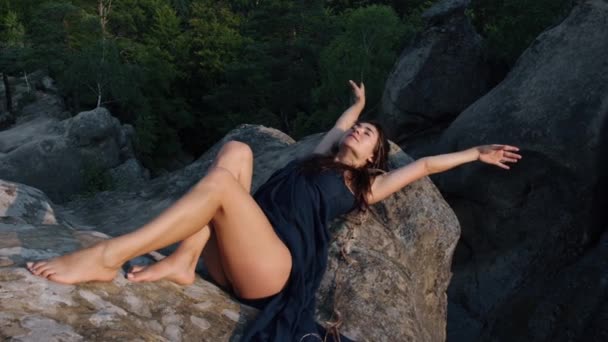 Vahşi Kadın Kayalara Uzanıp Güneşe Bakıyor Kadın Rüzgarda Dalgalanan Bir — Stok video