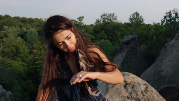 Por Detrás Mujer Vestido Volando Bata Revoloteando Viento Contra Fondo — Vídeo de stock