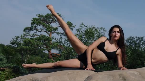 Красива Жінка Лежить Збоку Килимку Піднімає Ногу Концепція Спорту Здоров — стокове відео