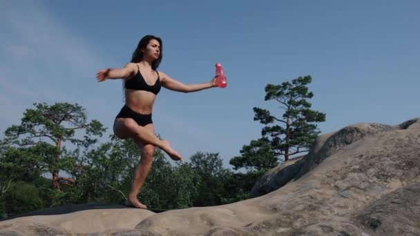 Bella Donna Equilibrio Una Gamba Passa Bottiglia Mano Mano Bella — Video Stock