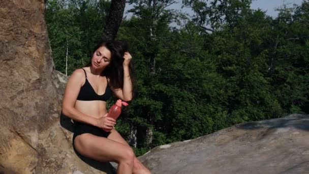 Junge Sportlerin Trinkt Nach Den Übungen Wasser Aus Plastikflaschen Lady — Stockvideo