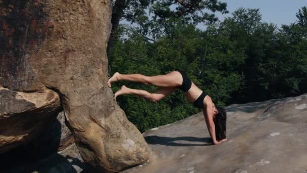 Mujer Bonita Equilibra Sus Manos Dobla Sus Rodillas Concepto Deporte — Vídeo de stock