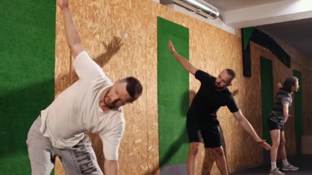 Estirar Ejercicio Gimnástico Hombres Entrenando Cuerpo Gimnasio Deportivo Pie Postura — Vídeo de stock