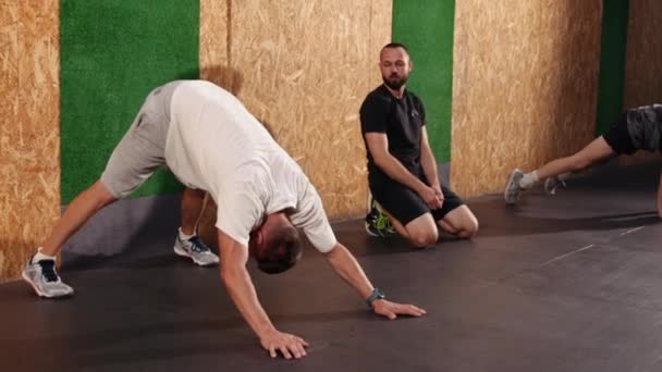Ευτυχισμένοι Άντρες Που Κάνουν Ασκήσεις Γυμναστικής Σκύβουν Μπροστά Και Τεντώνονται — Αρχείο Βίντεο