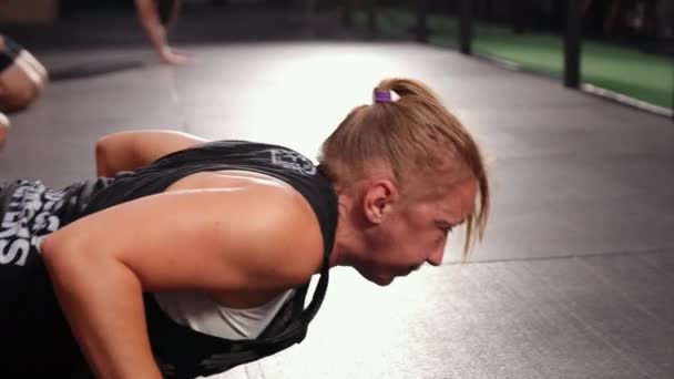 활발히 활동하는 여성들은 체육관에서 운동을 합니다 매력적 아름답게 구부리기 앞으로 — 비디오