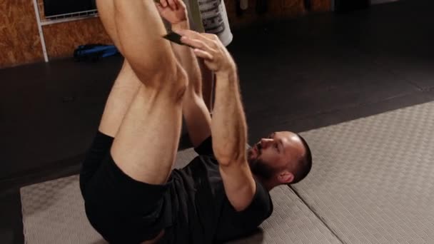 Man Met Trx Vering Riemen Jongeman Doet Push Ups Lucht — Stockvideo