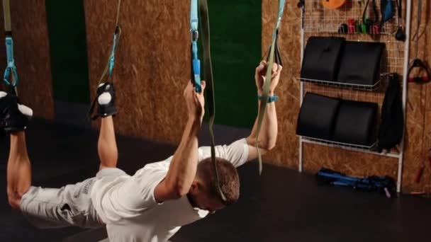 Män Som Tränar Armar Med Trx Fitness Remmar Gymmet Gör — Stockvideo