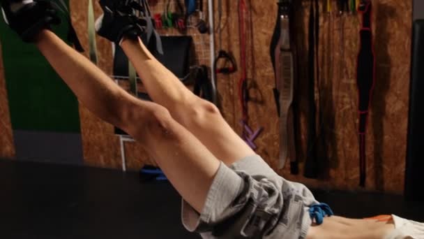 Мужчины Тренировки Руки Trx Фитнес Ремни Тренажерном Зале Делает Отжимания — стоковое видео