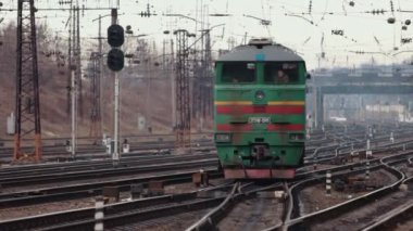 Tren istasyonunda bir yolcu elektrikli treniyle lokomotif. Demiryolu ile hareket eden eski bir lokomotif.