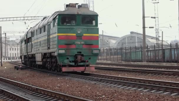 Eisenbahnlokomotive Frontansicht Alte Sowjetische Dieselfahrzeuge Frontansicht Der Sowjetischen Diesellokomotive Auf — Stockvideo