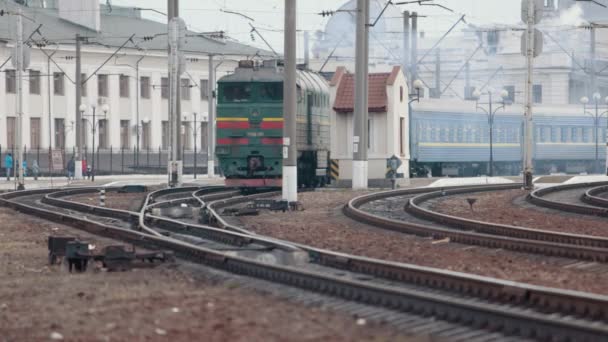 Lokomotywa Elektrycznym Pociągiem Pasażerskim Stacji Kolejowej Stara Lokomotywa Poruszająca Się — Wideo stockowe