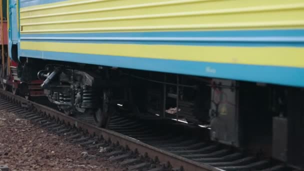 从中国进口出口商品 拉脱维亚火车站 轨道上的铁路客车 机车在轨道上 城市公共交通 — 图库视频影像