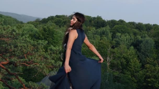Vahşi Kadın Elbise Sallar Güneşe Bakar Dışarıdaki Mavi Elbiseli Kadın — Stok video