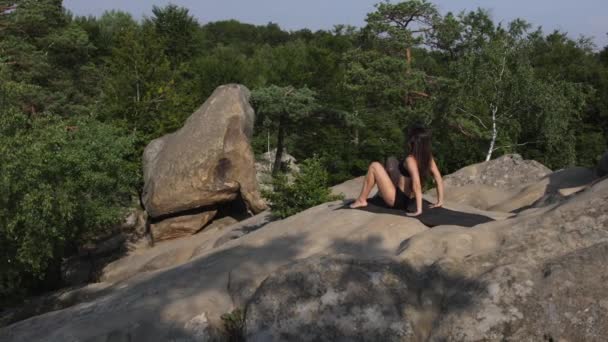 Mulher Bonita Estica Corpo Tapete Levanta Deita Linda Senhora Fazendo — Vídeo de Stock