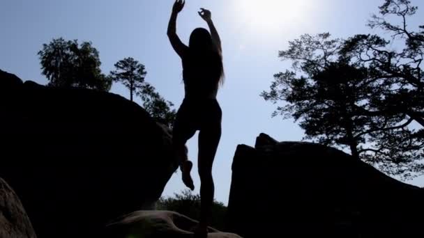 Jolie Silhouette Femme Équilibre Sur Une Jambe Grimpe Une Falaise — Video