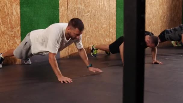 Liegestütz Übung Planken Pose Workout Sportkleidung Drinnen Sexy Junge Mode — Stockvideo
