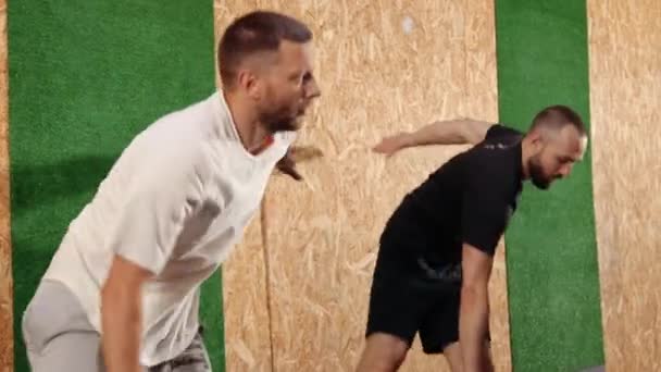Homens Fitness Bastante Ativos Roupas Esportivas Fazendo Exercícios Para Saltar — Vídeo de Stock