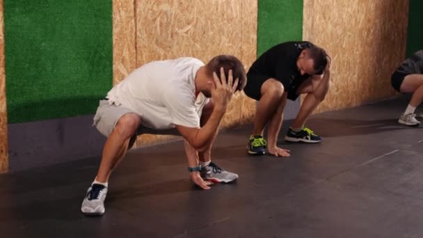 Gesunde Männer Wärmen Sich Drinnen Auf Der Fitness Verschrieben Schöne — Stockvideo