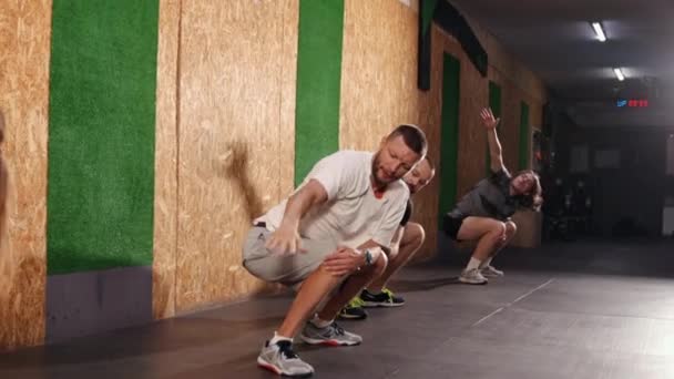 Junger Mann Trainiert Vor Dem Fitnesstraining Fitnessstudio Gesunde Junge Männer — Stockvideo