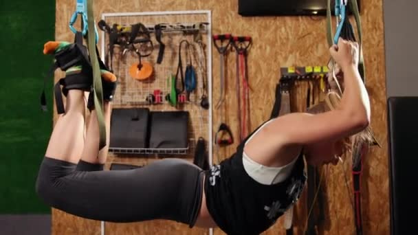 Adapter Jolie Jeune Femme Faisant Des Exercices Étirement Yoga Mouche — Video