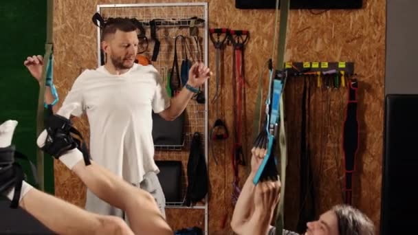 Koç Nasıl Kaldırılacağını Gösteriyor Sinek Yogası Yapan Yakışıklı Genç Adam — Stok video