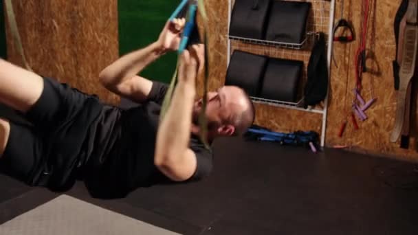 Passa Ganska Ung Man Som Gör Fly Yoga Stretching Övningar — Stockvideo