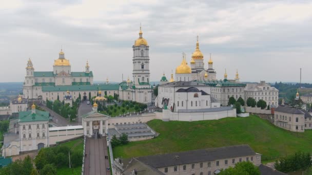 从空中俯瞰波查夫修道院 神圣的多米蒂安 波查夫 拉夫拉 乌克兰 上午空中俯瞰Pochaev修道院 东正教教堂 Pochayiv Lavra 山上的意见 — 图库视频影像