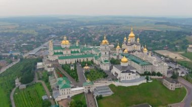 Ukrayna. Ukrayna 'nın başkenti Novy Pochaev yakınlarındaki bir dağda, en büyük Ortodoks kilise manastırı Dormition Pochayiv Lavra' nın hava manzarası kuruldu..