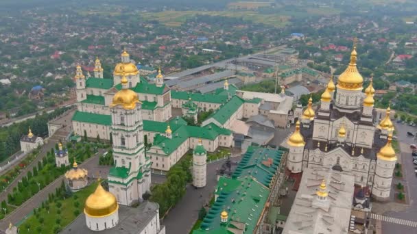 공중에서 수도원의 우크라이나 포차예 라브라에 기숙사 Aerial View Pochaev Monastery — 비디오