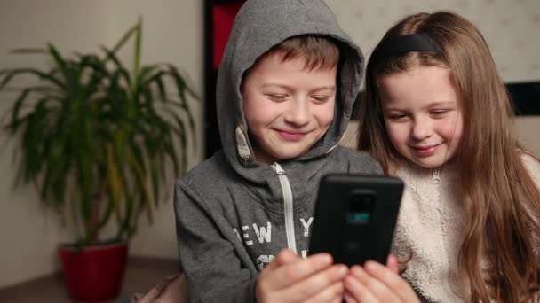 Les Enfants Âge Préscolaire Parlent Par Vidéoconférence Jeune Utilisant Smartphone — Video