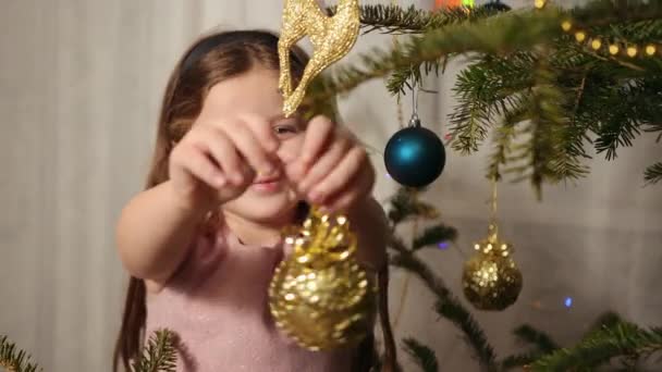 Petite Fille Près Cheminée Accroche Jouet Sur Arbre Noël Fille — Video