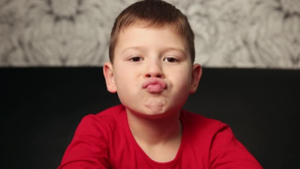 Adorable Joven Feliz Chico Mirando Hacia Adelante Primer Plano Retrato — Vídeos de Stock