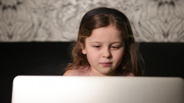 ラップトップを持っている肖像画の若い女の子 自宅でコンピュータを使用してクラス 愛らしい6歳のミスノートに座って — ストック動画