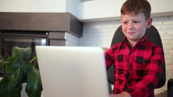 Jeune Garçon Caucasien Étudier Maison Avec Internet Ordinateur Portable Assis — Video