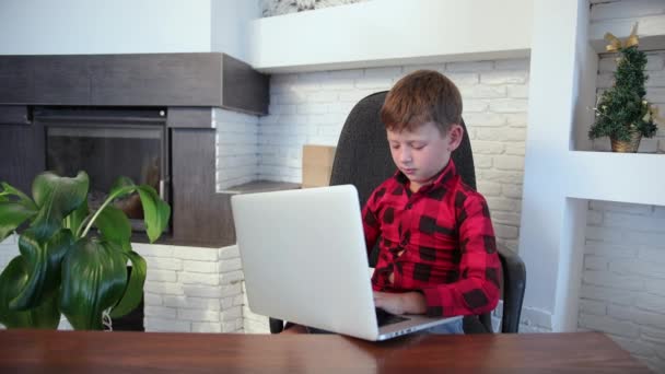 Jovem Caucasiano Jogando Jogos Computador Sério Quarto Rapaz Bonito Estudando — Vídeo de Stock